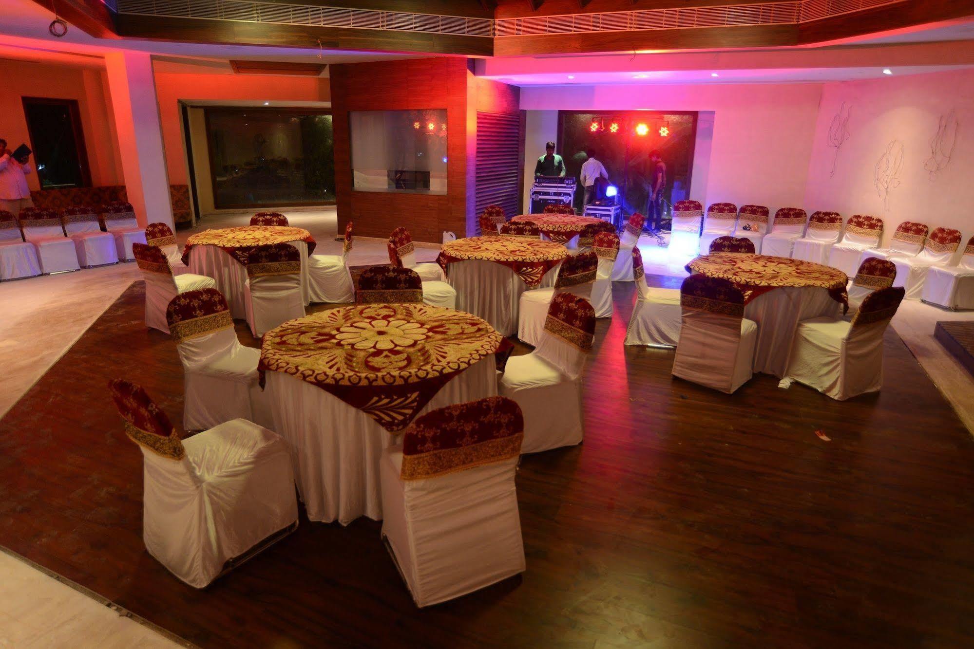 Palm Green Club Resort Jetalpur Exterior photo