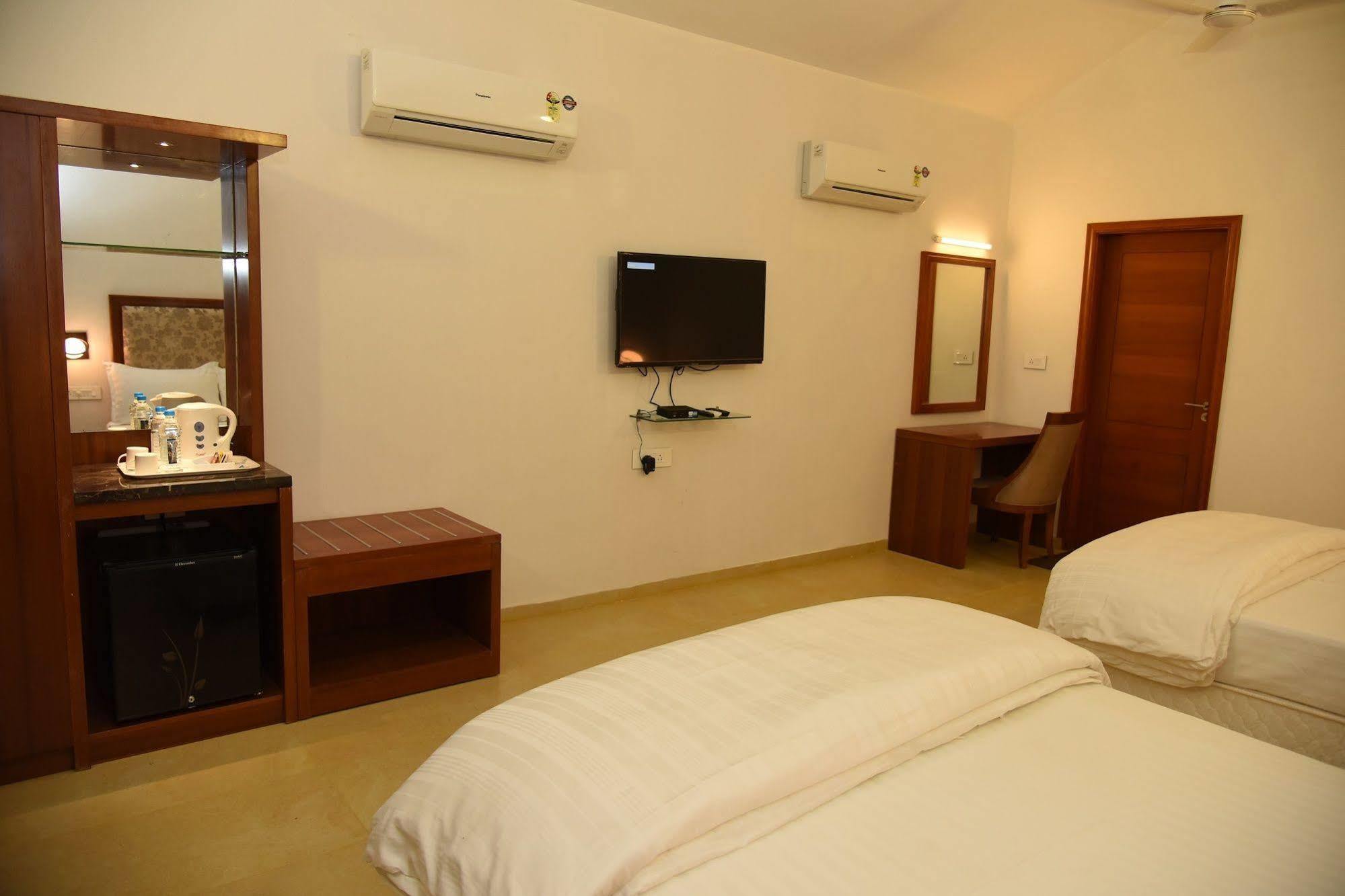 Palm Green Club Resort Jetalpur Exterior photo