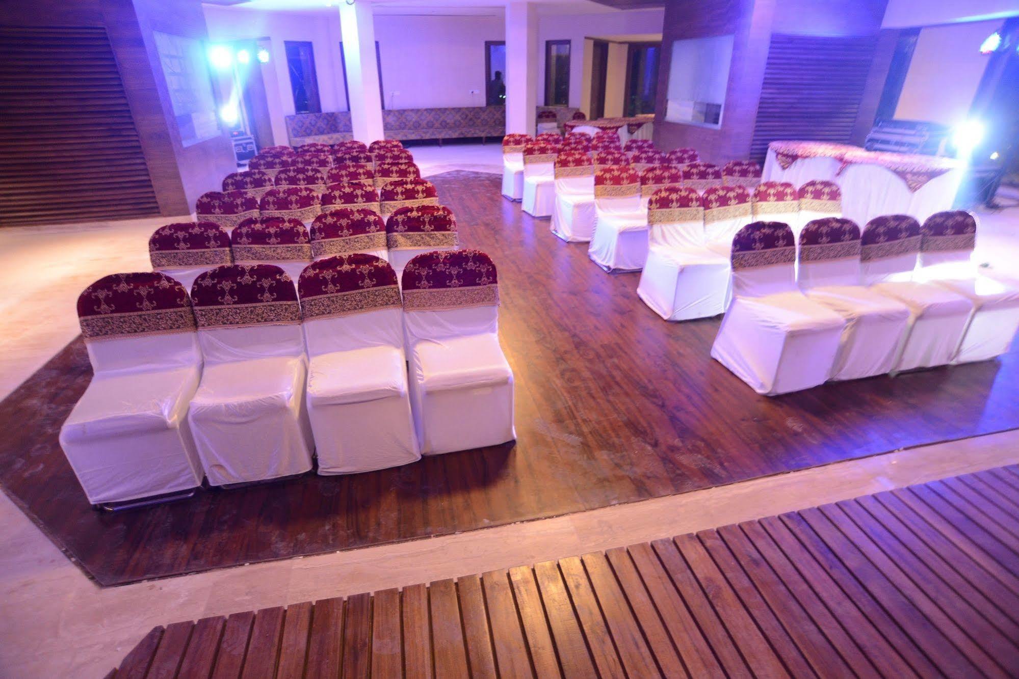 Palm Green Club Resort Jetalpur Exterior photo